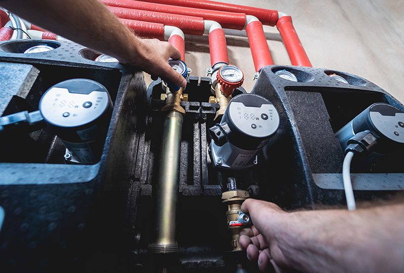 Técnico ajustando una instalación de calefacción