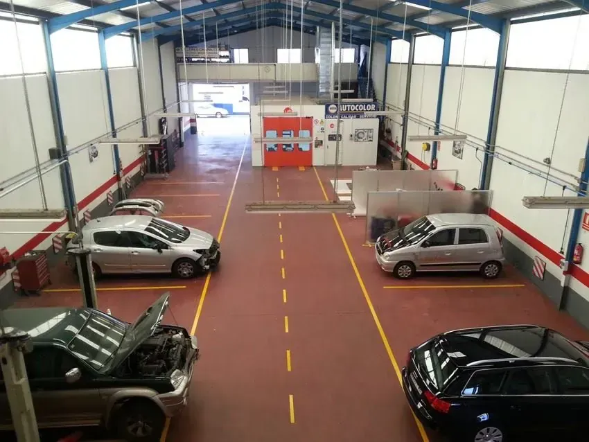 Interior de un taller con coches en reparación