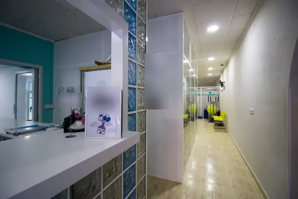 Recepción y pasillo de la clínica