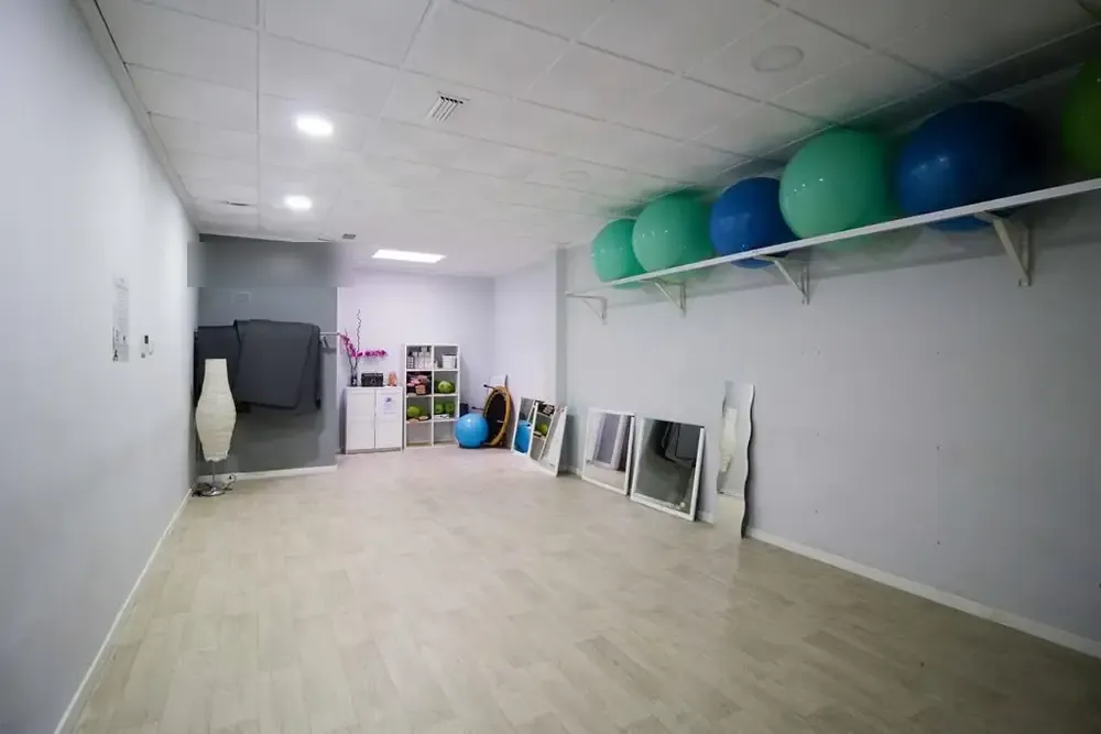 Sala diáfana para pilates con pelotas y espejos