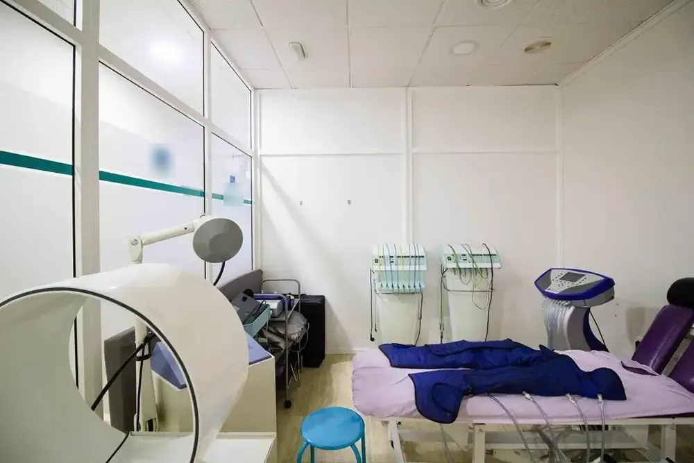 Sala con aparatología de electroterapia y camilla