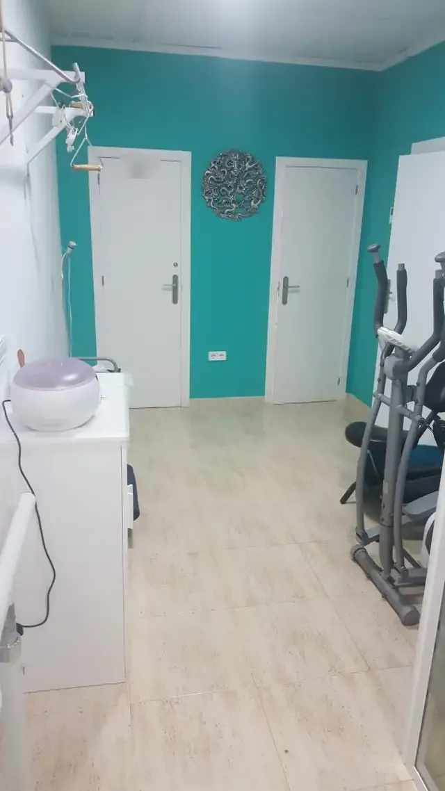 Pasillo con cabinas de la clínica