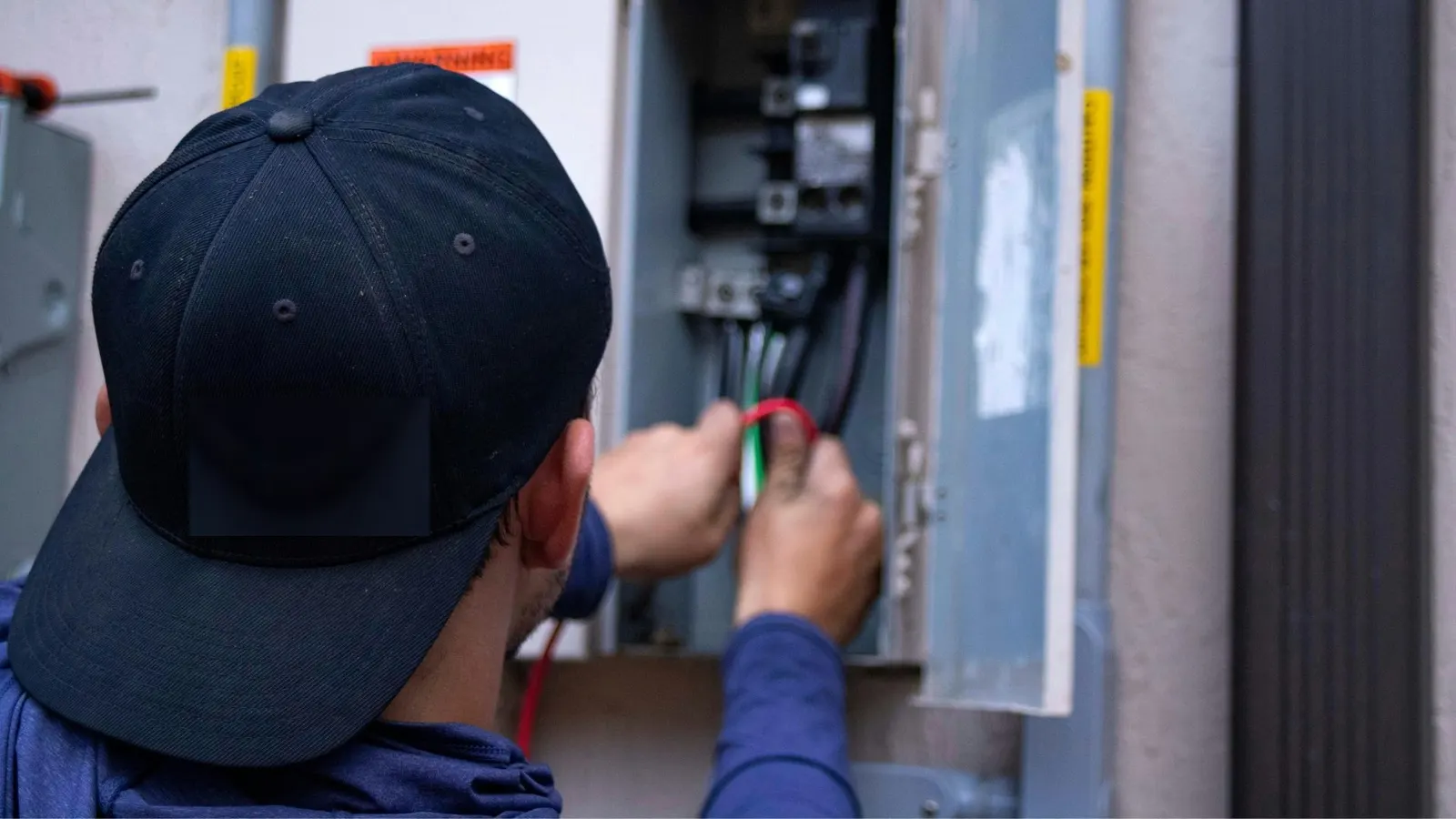 Electricista revisando un cuadro eléctrico