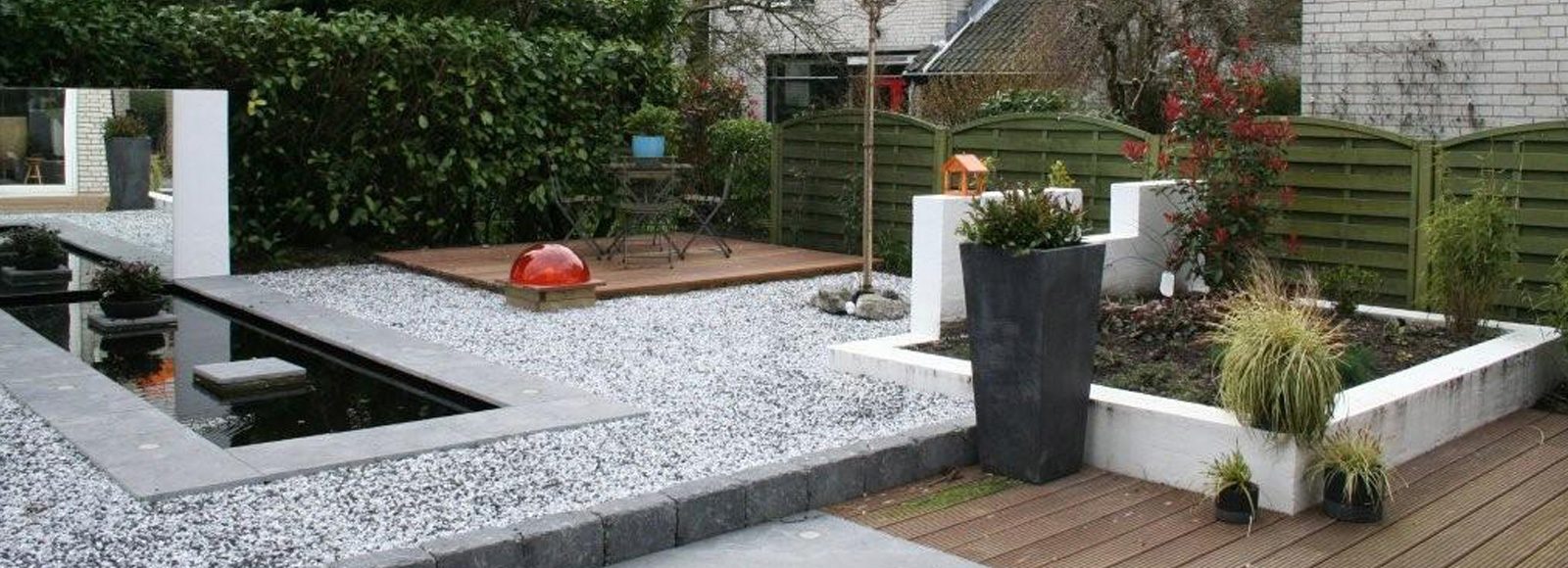Tuin met vijver, grind en houten vlonder