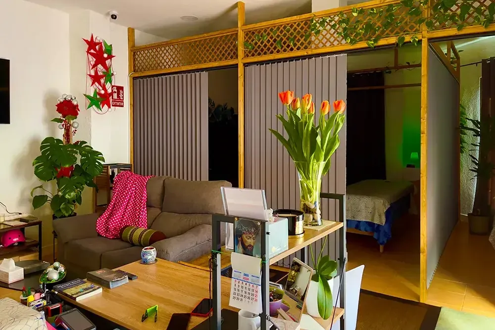 Sala de espera y cabinas del centro