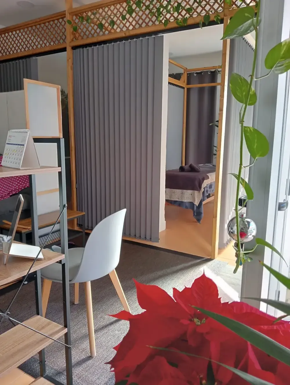 Zona de recepción y cabina al fondo