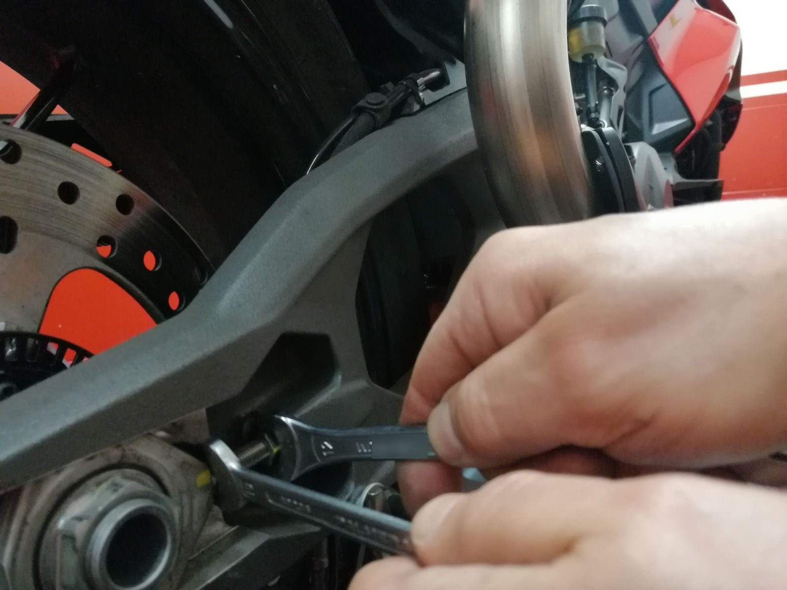 Mecánico apretando una moto con llaves