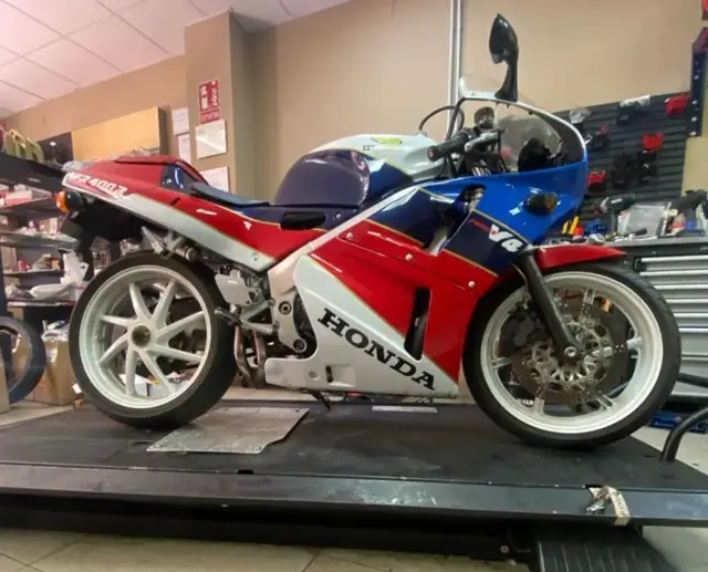Moto en el taller