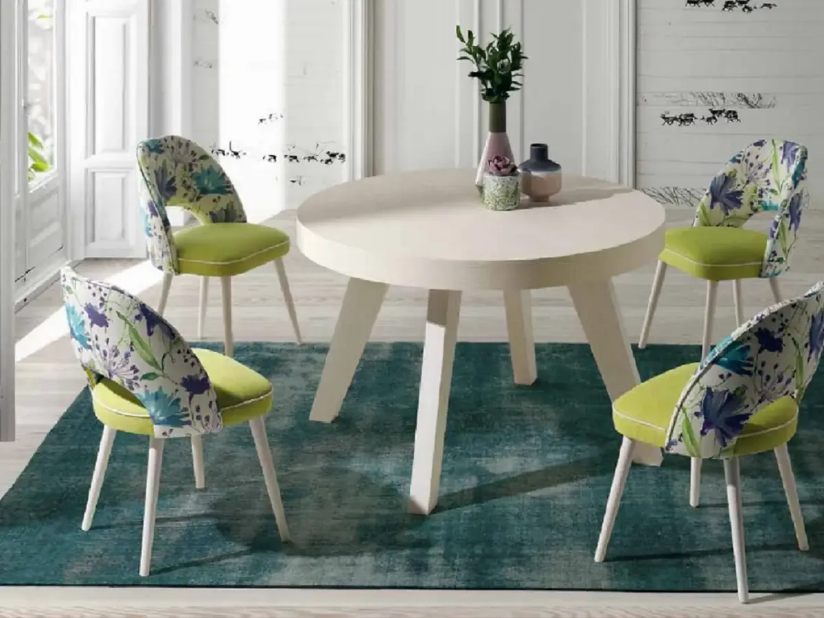 Mesa de comedor redonda con sillas tapizadas
