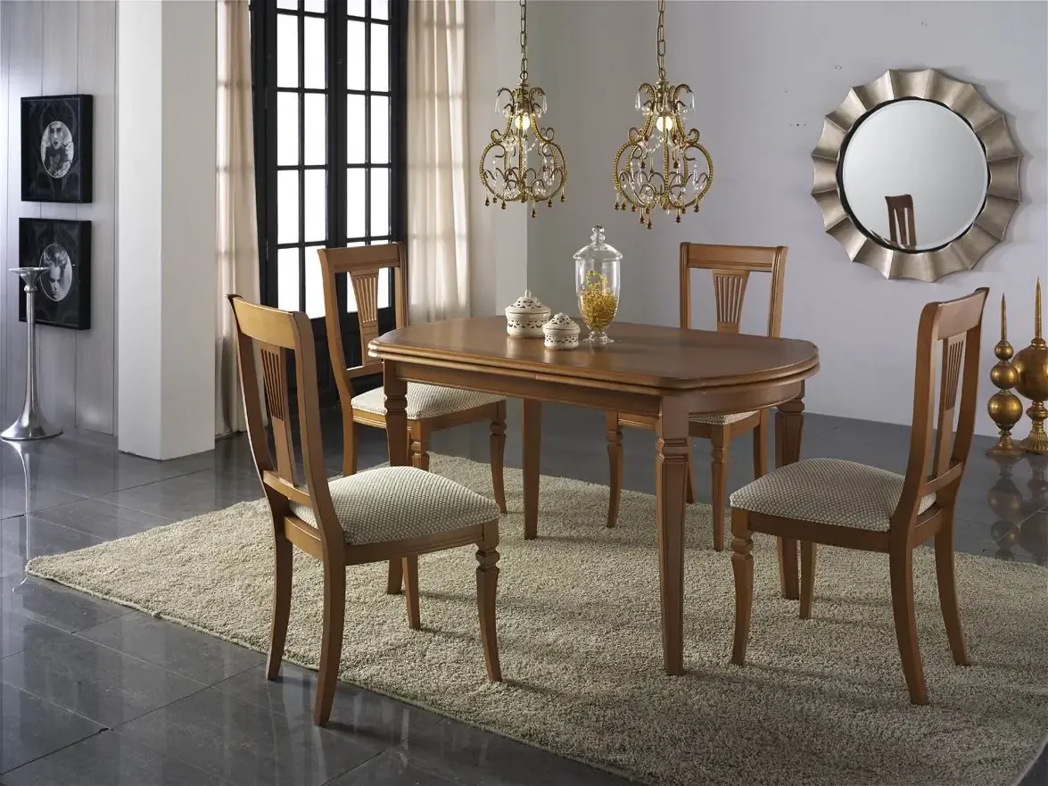 Mesa de comedor de madera con sillas
