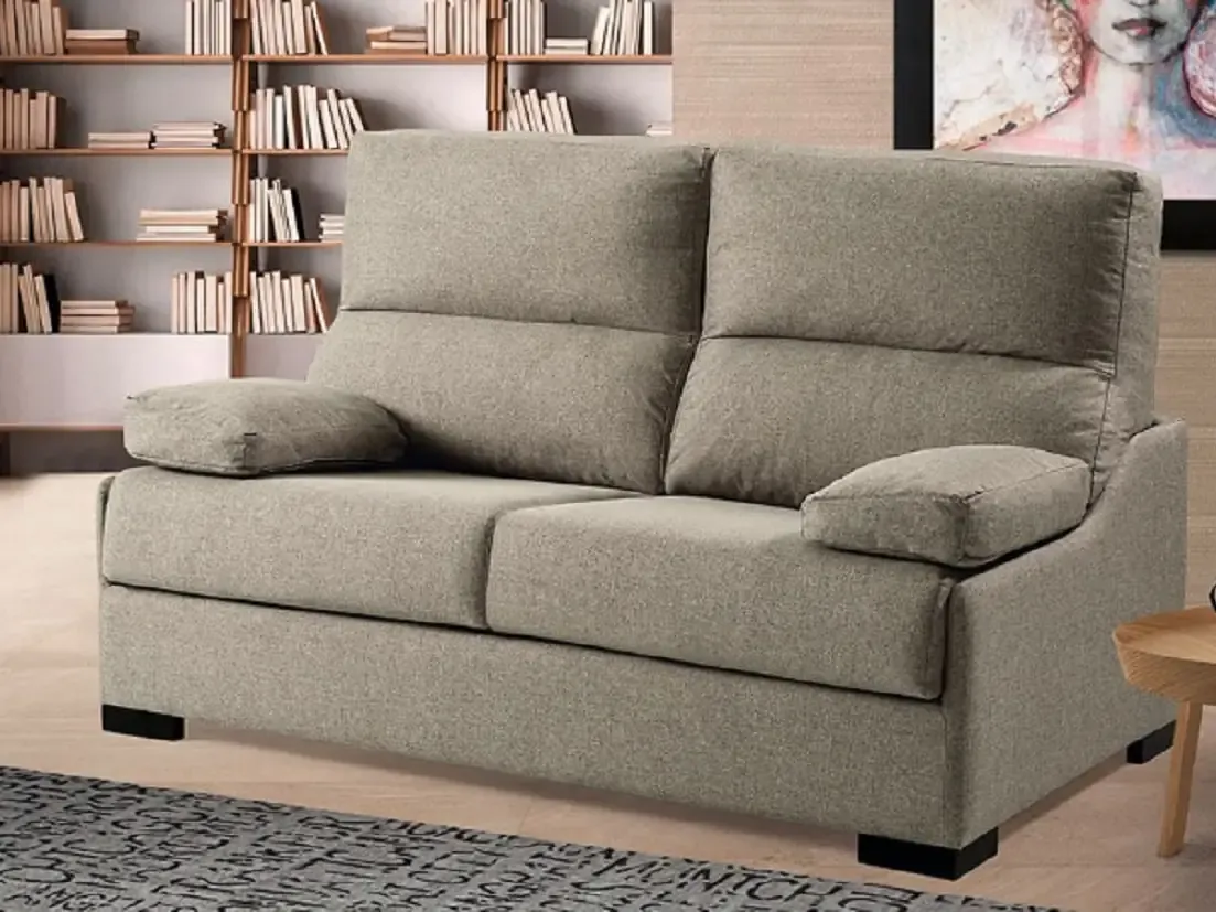Sofá cama beige junto a una estantería