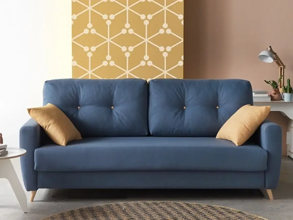 Sofá cama azul con cojines