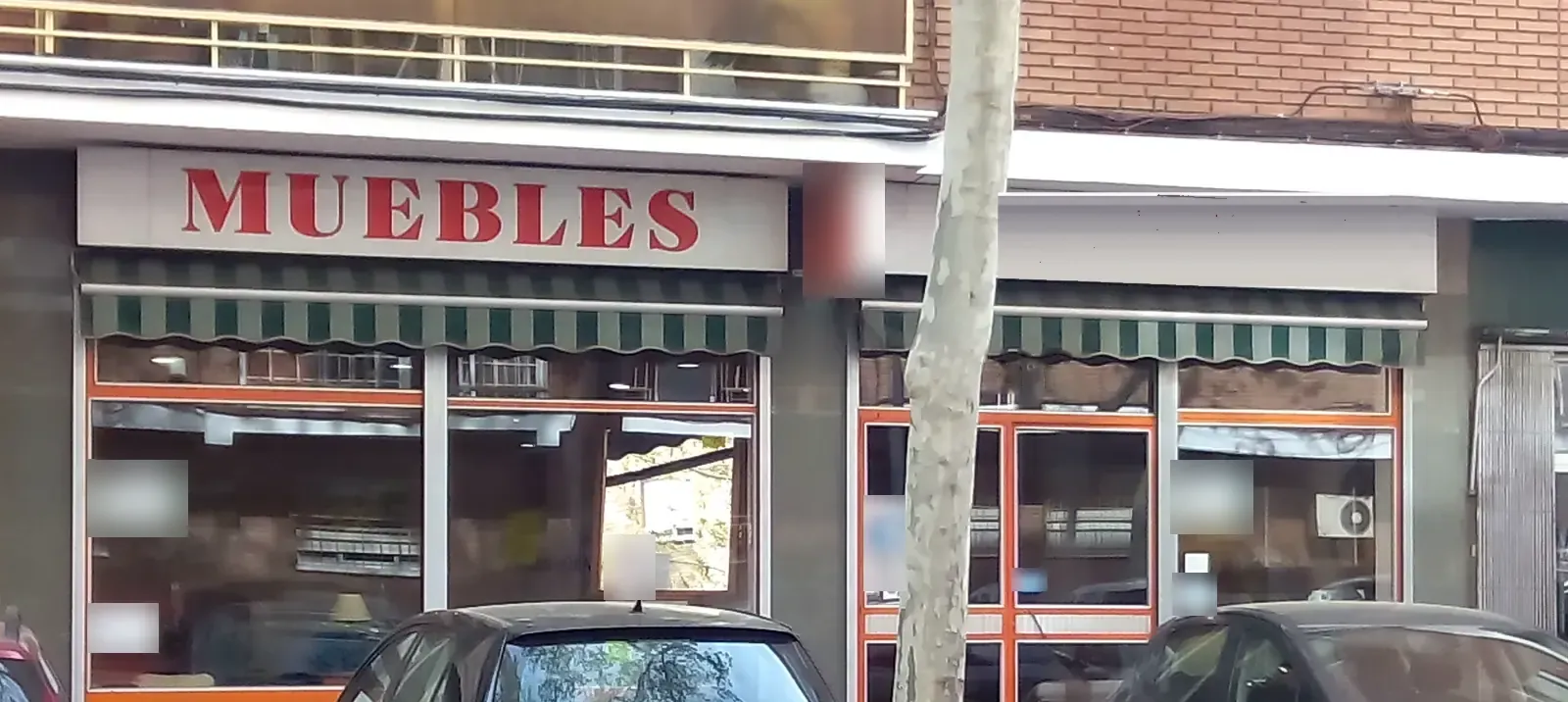 La tienda, con su rótulo rojo y los toldos verdes