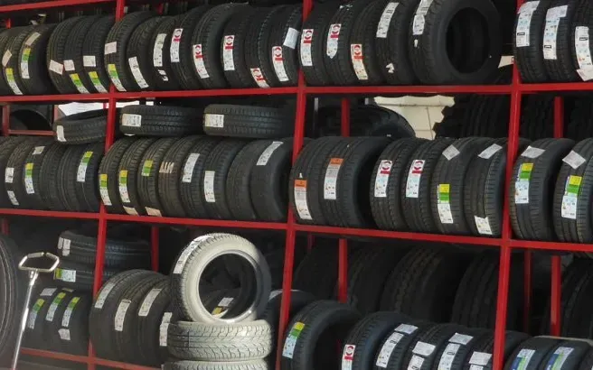 Estantería con neumáticos de todas las marcas