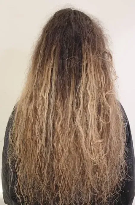 Antes: melena larga encrespada y sin forma