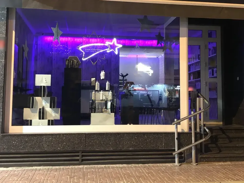 El escaparate de noche, con la estrella de neón