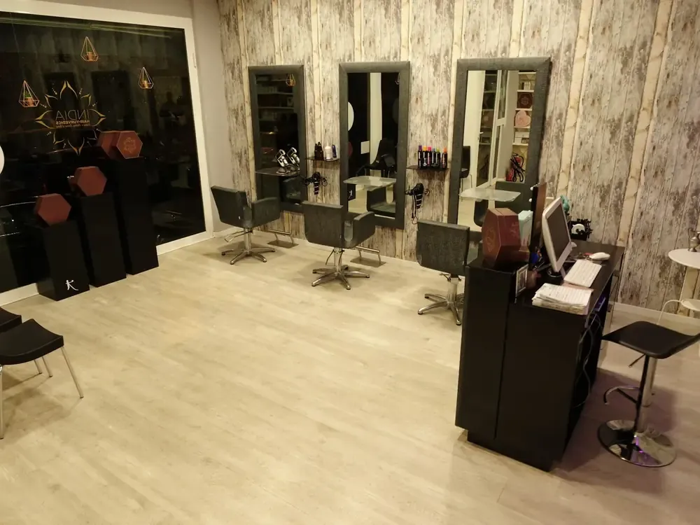 Puestos de trabajo con espejos grandes y sillones