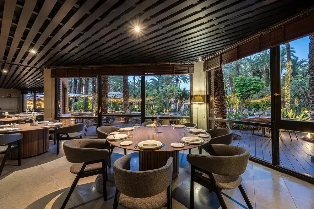 Sala y terraza de un restaurante mediterráneo en Elche